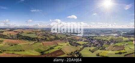 Foto di una vista panoramica aerea della città di Ratisbona in Baviera e del paesaggio con il Danubio e campi e prati, Germania Foto Stock