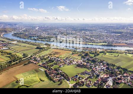 Foto di una vista aerea della città di Ratisbona in Baviera e del paesaggio con il Danubio e campi e prati, Germania Foto Stock