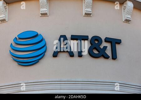 Perrysburg, Stati Uniti. 12 Nov 2020. Logo AT&T visto in uno dei loro negozi. Credit: SOPA Images Limited/Alamy Live News Foto Stock