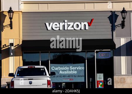 Perrysburg, Stati Uniti. 12 Nov 2020. Logo Verizon visto in uno dei loro negozi. Credit: SOPA Images Limited/Alamy Live News Foto Stock