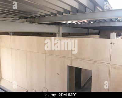 Lamiere e travi profilati in acciaio inox. Strutture metalliche del soffitto Foto Stock