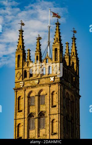 Collegiata di Santa Maria, Warwick. Bandiera dell'Inghilterra su un palo che sventola nel cielo blu fresco. Warwickshire, Regno Unito. Foto Stock