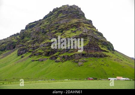 Maestoso paesaggio vulcanico coperto di muschio negli altopiani dell'Islanda Foto Stock