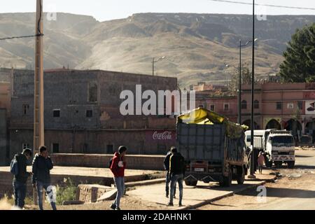 Tizi N'Tichka, Marocco - 25 DICEMBRE 2019: Foto di strada del villaggio marocchino su un tipico viaggio su strada Foto Stock