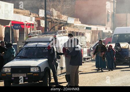 Tizi N'Tichka, Marocco - 25 DICEMBRE 2019: Foto di strada del villaggio marocchino su un tipico viaggio su strada Foto Stock