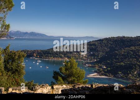 Vista panoramica ad alto angolo del Golfo di Portovenere e dell'isola di la Palmaria dalla fortezza di Muzzarone in collina, la spezia, Liguria, Italia Foto Stock