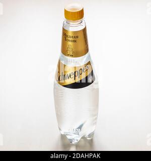 MOSCA, RUSSIA - 4 NOVEMBRE 2020: Bottiglia di plastica russa di acqua tonica indiana Schweppes su tavola marrone chiaro. Schweppes è il primo al mondo Foto Stock