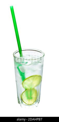 bicchiere di highball con gin preparato e cocktail tonico sulla srocca con due fette di calce e paglia di plastica verde isolato su sfondo bianco Foto Stock