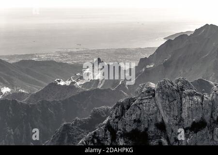 Vista panoramica sulle grotte di marmo in montagna contro il mare, toscana Italia Foto Stock