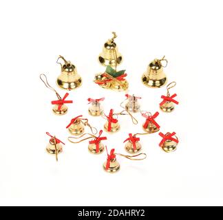 Closeup di varie campane decorative dell'albero di Natale placcate oro isolate su sfondo bianco Foto Stock