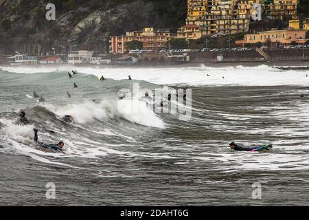 Levanto, la spezia, Italia - 22 DICEMBRE 2018: Chi si diverte e si surfica nelle acque fredde del mare Mediterraneo durante l'inverno Foto Stock