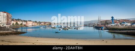 Vista panoramica sulla spiaggia e sul porto del villaggio di pescatori di Xansenxo nella zona di Pontevedra in Galizia. Foto Stock