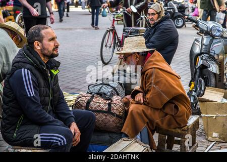 Marrakech, Marocco - 23 DICEMBRE 2019: Foto di strada della popolazione locale marocchina nel mercato centrale della medina Foto Stock