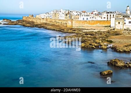Vista panoramica a lunga esposizione della fortezza di Essaouira, costa e medina contro mare e roccia, Marocco Foto Stock