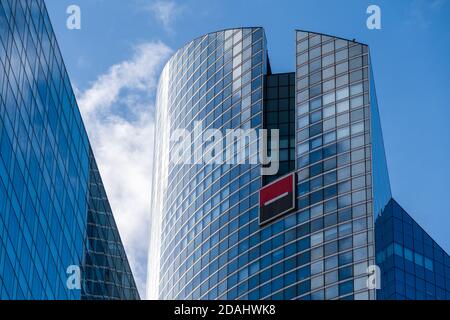 Puteaux, Francia - 12 novembre 2020: Vista esterna delle torri gemelle della Societe Generale, sede della banca francese situata a Parigi-la Défense Foto Stock