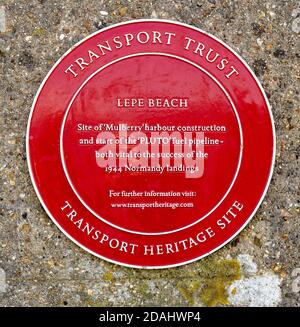 Targa Red Heritage a Lepe Beach, New Forest, Hampshire, Inghilterra, Regno Unito - sito della costruzione del porto 'Mulberry' e inizio del gasdotto 'Plutone'. Foto Stock
