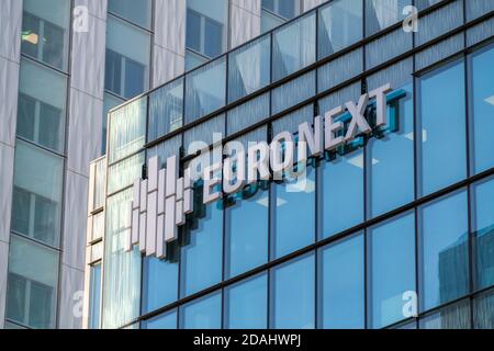 Courbevoie, Francia - 12 novembre 2020: Vista esterna dell'edificio Euronext nel quartiere degli affari di Parigi la Défense Foto Stock