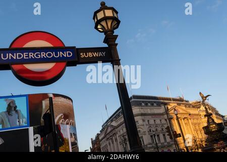 Una visione a basso angolo della pubblicità digitale, il Trocadero e la rotonda metropolitana di Londra a Piccadilly Circus nel West End, il 6 novembre 2020, a Londra, Inghilterra. Foto Stock
