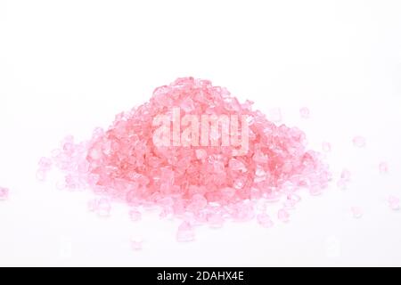 Pila di sale da bagno rosa isolato su sfondo bianco Foto Stock