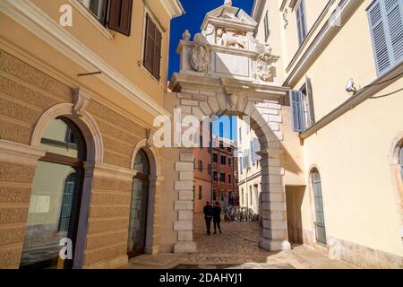 Vista del Venetian Balbi Gate nella Città Vecchia di Rovigno, Mare Adriatico croato, Istria, Croazia, Europa Foto Stock