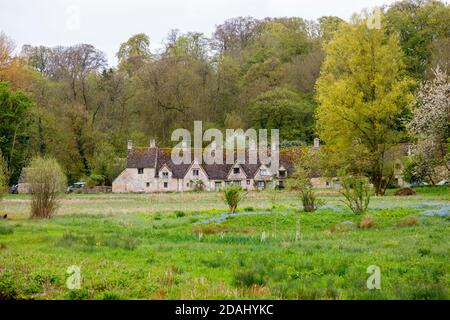 Vista di Arlington Row tradizionali cottage in pietra Cotswold a Bibury, un piccolo villaggio grazioso e incontaminato Gloucestershire, nel Cotswolds Foto Stock