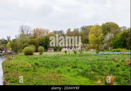 Vista sul fiume Coln dei tradizionali cottage in pietra del Cotswold in Arlington Row a Bibury, un grazioso villaggio incontaminato nel Gloucestershire Cotswolds Foto Stock