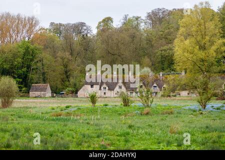 Vista di Arlington Row a Bibury, un piccolo villaggio incontaminato Gloucestershire, nel Cotswolds Foto Stock