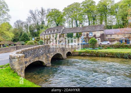 Lo Swan Hotel e il Cotswold ponte di pietra sul fiume Coln a Bibury, un piccolo villaggio grazioso e incontaminato Gloucestershire, nel Cotswolds Foto Stock