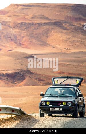 Tinghir, Marocco - 26 DICEMBRE 2019: Vista panoramica su strada di un'auto in una zona di riposo nel mezzo del canyon del deserto, Tinghir Marocco Foto Stock