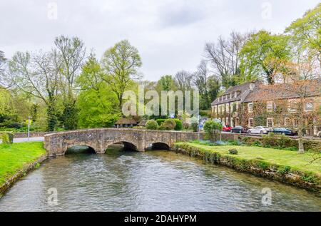 Lo Swan Hotel e il Cotswold ponte di pietra sul fiume Coln a Bibury, un piccolo villaggio grazioso e incontaminato Gloucestershire, nel Cotswolds Foto Stock