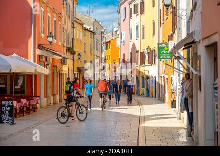 Vista di negozi e persone in una colorata città vecchia, Rovigno, Istria, Croazia, Adriatico, Europa Foto Stock