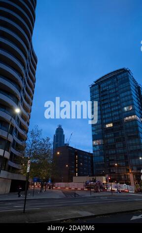 Londra, Regno Unito. 13 novembre 2020. Ore di punta della mattina presto a Londra con traffico leggero sul lato nord del Vauxhall Bridge: Credito: Malcolm Park/Alamy Live News. Foto Stock