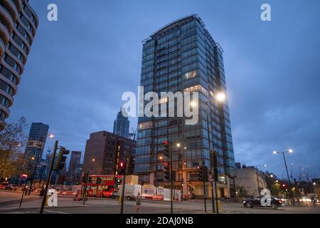 Londra, Regno Unito. 13 novembre 2020. La mattina presto a Londra con traffico leggero sul lato nord del Vauxhall Bridge con l'edificio panoramico degli appartamenti, centro. Credit: Malcolm Park/Alamy Live News. Foto Stock