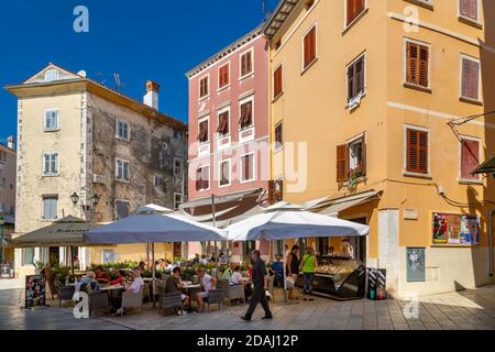 Vista del caffè e della gente nella città vecchia colorata, Rovigno, Istria, Croazia, Adriatico, Europa Foto Stock