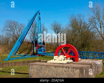 Vecchie attrezzature per l'estrazione in cava in esposizione al Tovel Nose Country Park Vicino a Macclesfield in East Cheshire Inghilterra UK Foto Stock