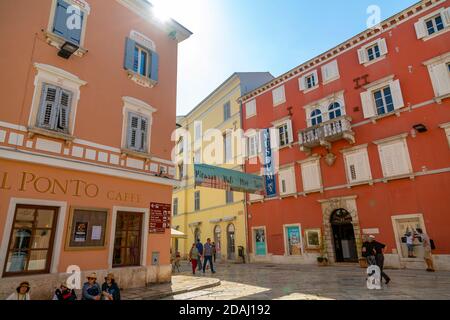 Vista del Museo del patrimonio di Rovigno nella colorata città vecchia, Rovigno, Istria, Croazia, Adriatico, Europa Foto Stock