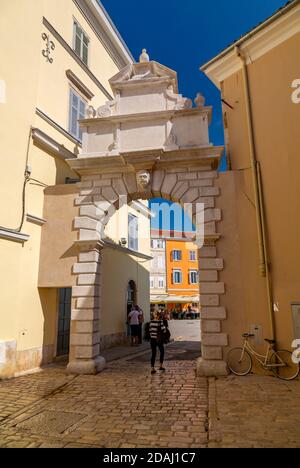 Vista del Venetian Balbi Gate nella Città Vecchia di Rovigno, Mare Adriatico croato, Istria, Croazia, Europa Foto Stock