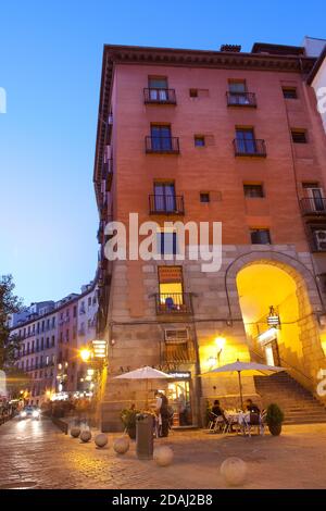 Madrid, Spagna, Europa - vita notturna e ristoranti fuori Plaza Mayor nel centro di Madrid. Foto Stock