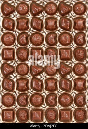 Colpo di primo piano verticale di vari tipi di caramelle al cioccolato Foto Stock