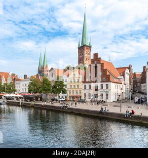 Lübeck Città Vecchia di giorno. La chiesa con le guglie gemelle è Marienkirche - chiesa di Santa Maria, San Petri Kirche - San Pietro ha una guglia unica. Foto Stock