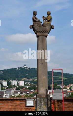 Linz, Austria - 24 ottobre 2012: La capitale dell'Austria superiore era capitale europea della cultura nel 2009, pilastro su Schlossberg rappresenta un Nibelung sh Foto Stock