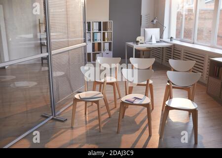 Immagine di un moderno ufficio vuoto con molte sedie per affari riunione Foto Stock