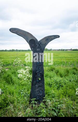 Cartello con indicazione del chilometraggio per Maidenhead ed Eton. È uno dei 1000 milepost finanziati dalla Royal Bank of Scotland per segnare la creazione del Na Foto Stock