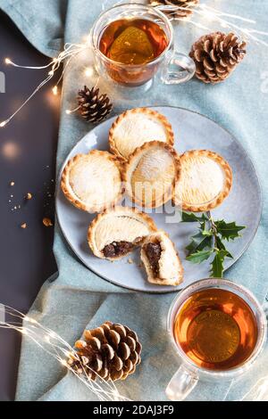 mince torte su un piatto sparato dall'alto. Una torta mince è una tradizionale torta dolce natalizia, ripiena di frutta secca e spezie. Foto Stock