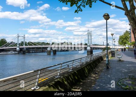 L'ornato ponte Albert Bridge sul Tamigi collega Chelsea a Battersea. Progettato e costruito da Rowland Mason Ordish nel 1873 Foto Stock