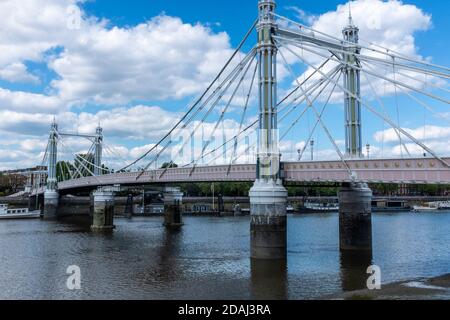 L'ornato ponte Albert Bridge sul Tamigi collega Chelsea a Battersea. Progettato e costruito da Rowland Mason Ordish nel 1873 Foto Stock