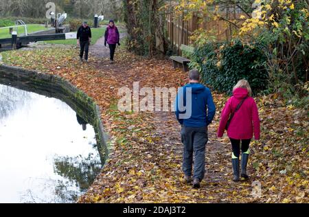 Persone che camminano in autunno a Lapworth Locks sul canale Stratford-upon-Avon, Warwickshire, Regno Unito Foto Stock