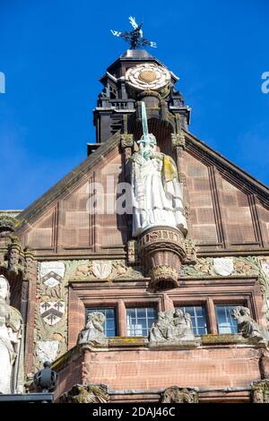 Statua di Giustizia, edificio della Council House aperto 1917, stile Tudor 20 ° secolo architettura, Coventry, Inghilterra, Regno Unito Foto Stock