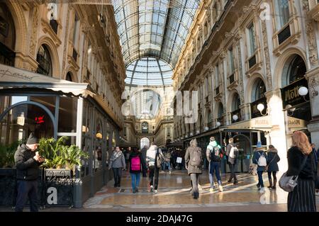 La gente cammina attraverso la Galleria Vittorio Emanuele II, una galleria di negozi al coperto unica nel centro di Milano, costruita nel 1865-1877. Italia. Foto Stock
