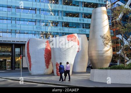 Gigantesche sculture a vaso su Shelley Street, Sydney, Australia. Queste fungono anche da alberi di ventilazione per un parcheggio sotterraneo. Foto Stock